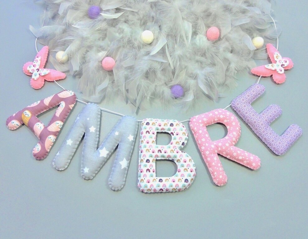 Cadeau de naissance personnalisé, guirlande prénom en tissu rose à papillons pour déco murale