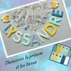 Guirlande prénom personnalisée en tissu bleu canard et jaune moutarde, aperçu du choix des couleurs et du prénom, exemple Lyssandre avec têtes de renard