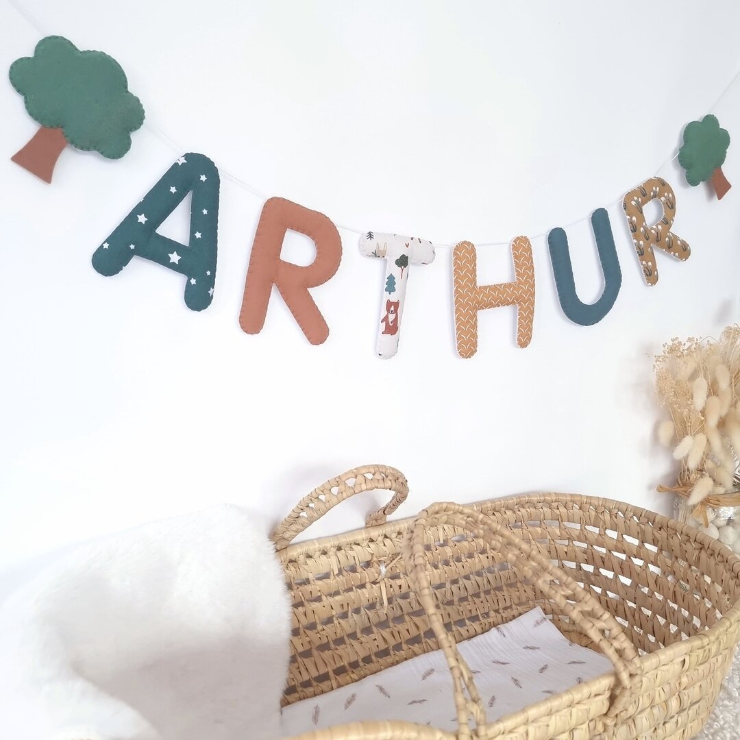 Cadeau de naissance bébé garçon : guirlande prénom personnalisée nature et forêt, vert forêt et marron