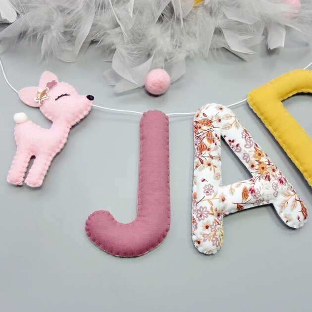 Cadeau de naissance personnalisé fille, guirlande à bichettes roses et motifs fleuris