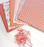 Nuancier des tissus terracotta et Liberty utilisés pour personnaliser la guirlande prénom Gloria