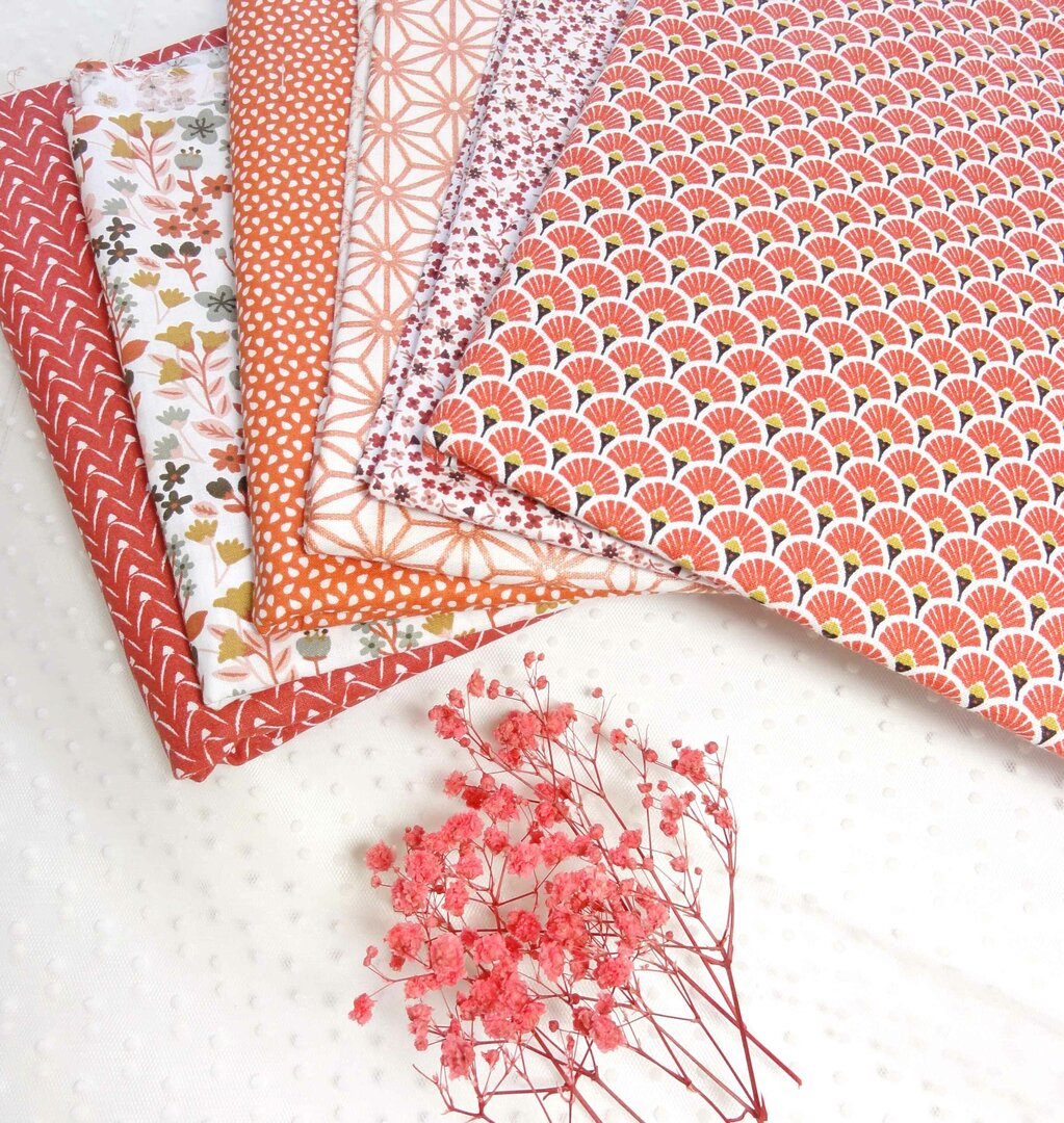 Nuancier des tissus terracotta et Liberty utilisés pour personnaliser la guirlande prénom Gloria