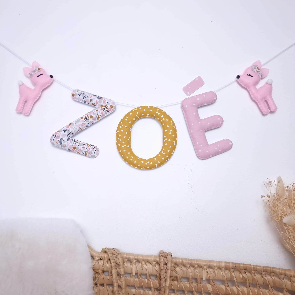 Guirlande prénom chambre bébé fille thème forêt, petites biches en tissu rose et jaune moutarde