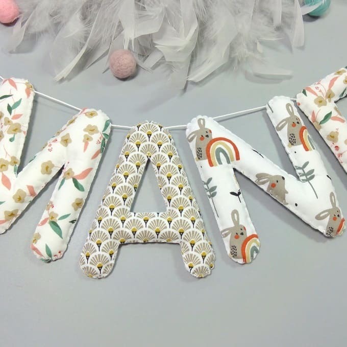 Guirlande de lettres en tissu beige, blanc et vert pour décoration chambre d'enfant