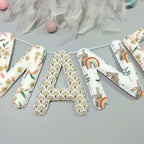 Guirlande de lettres en tissu beige, blanc et vert pour décoration chambre d'enfant