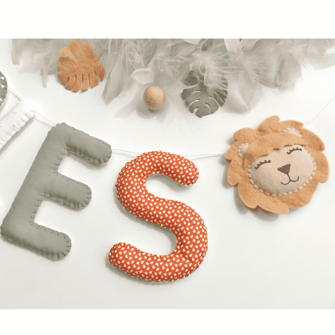 Décoration murale savane pour chambre bébé, lettres en tissu beige et marron avec motif lion