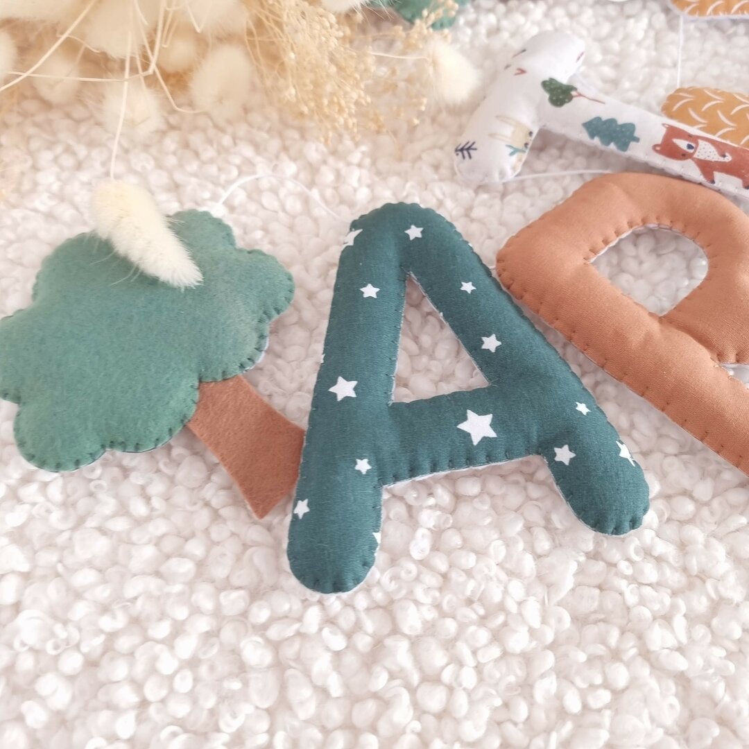 Décoration chambre bébé garçon thème forêt, arbres vert forêt