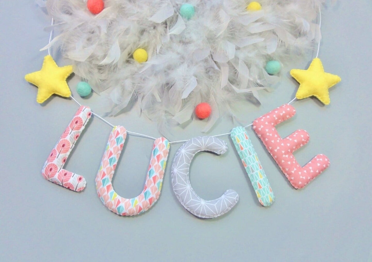 Guirlande prénom en tissu rose corail et vert d'eau, décoration murale ou plaque de porte chambre enfant