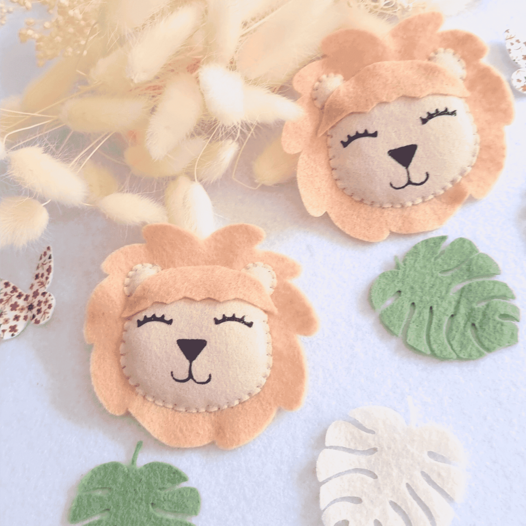 Décoration chambre bébé savane, guirlande prénom têtes de lion beige
