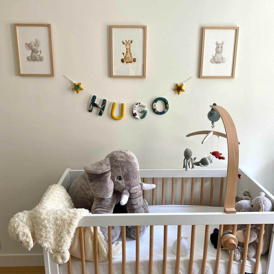 Décoration chambre bébé jungle vert avec guirlande prénom safari