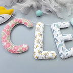 Décoration murale personnalisée en tissu, esprit liberty champêtre pour chambre de bébé fille