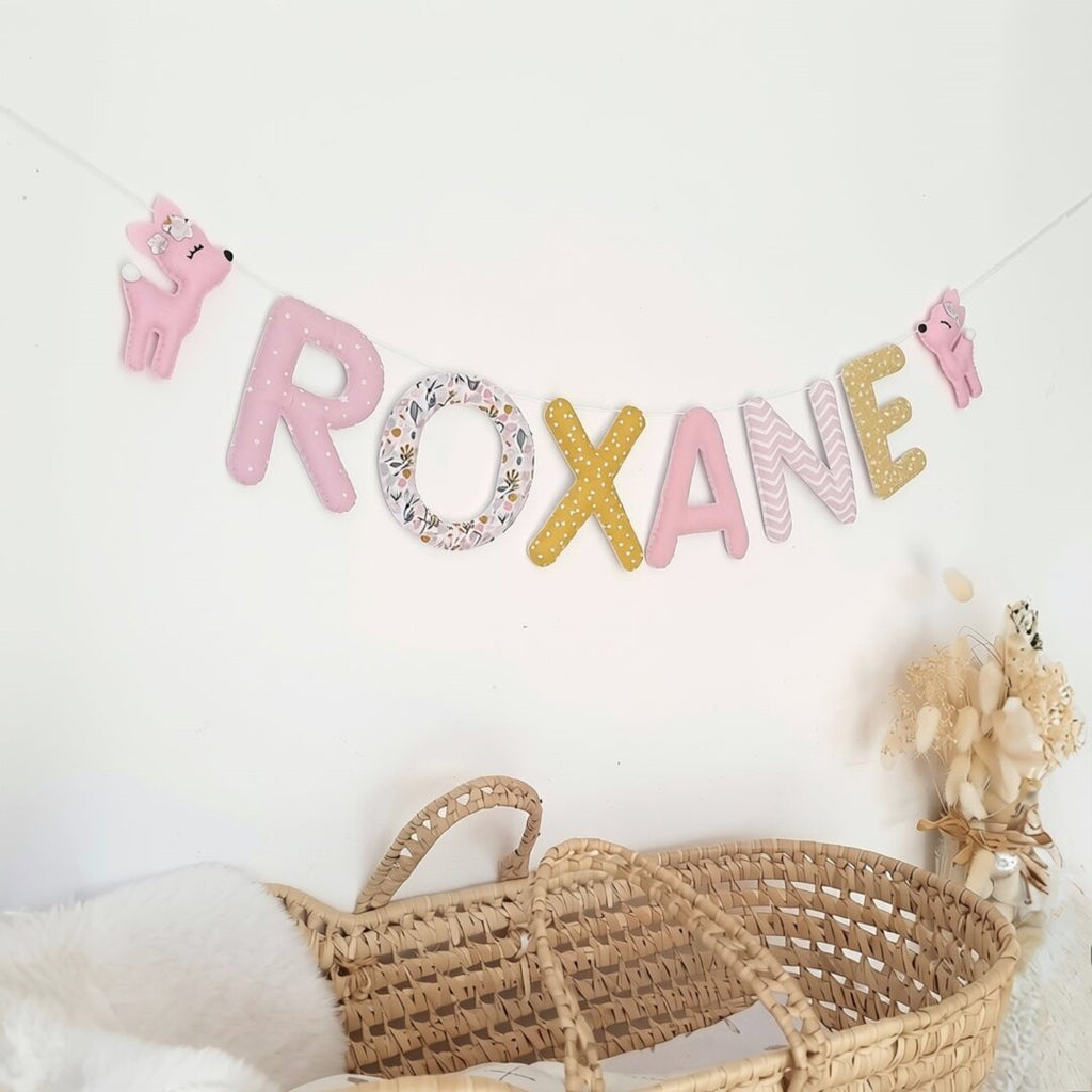 Décoration personnalisée pour chambre bébé fille avec petites biches roses