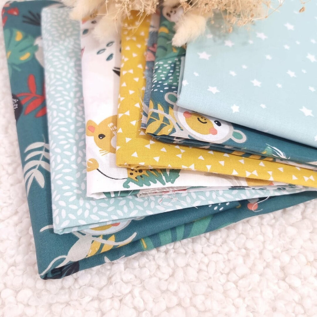 Échantillons de tissus en coton à motifs animaux de la jungle, vert et jaune moutarde et vert d'eau, pour personnaliser la guirlande prénom