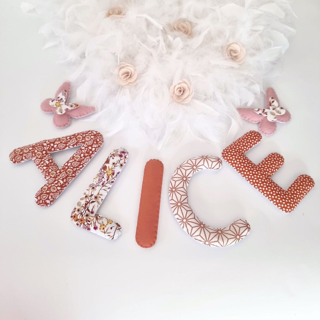 Guirlande prénom en tissu terracotta avec papillons et plumes, exemple « Alice », décoration murale chambre de bébé fille