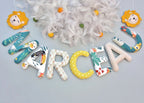 Guirlande de lettres en tissu au choix, dans les tons vert et beige, pour chambre bébé jungle mixte