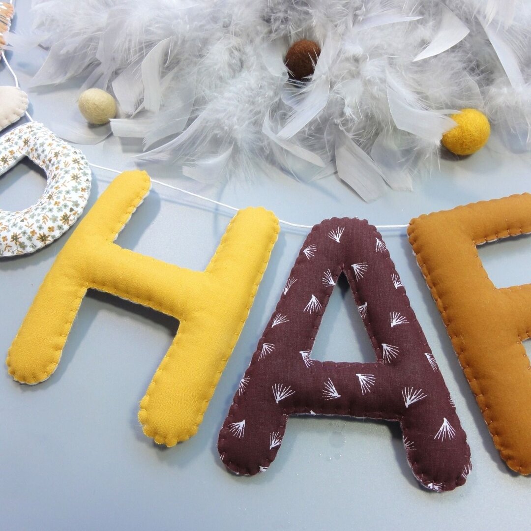 Lettres en tissu beige et marron pour guirlande prénom, décoration chambre d'enfant