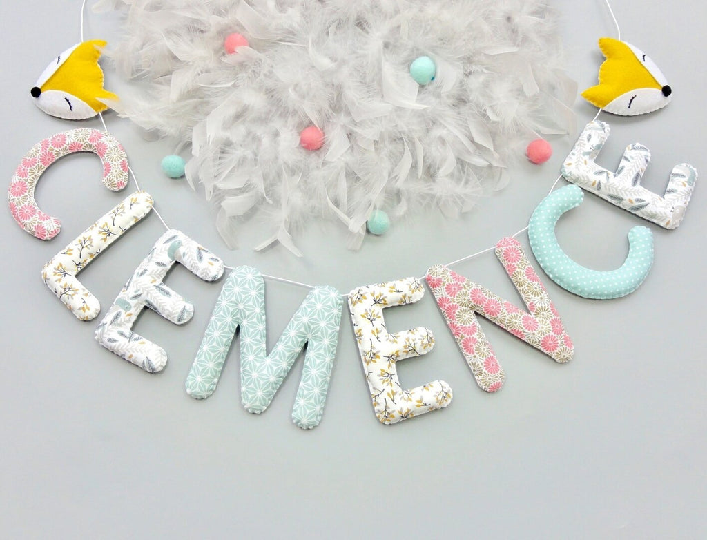 Guirlande de lettres en tissu vert d'eau et rose corail pour décoration chambre fille