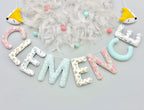 Guirlande de lettres en tissu vert d'eau et rose corail pour décoration chambre fille