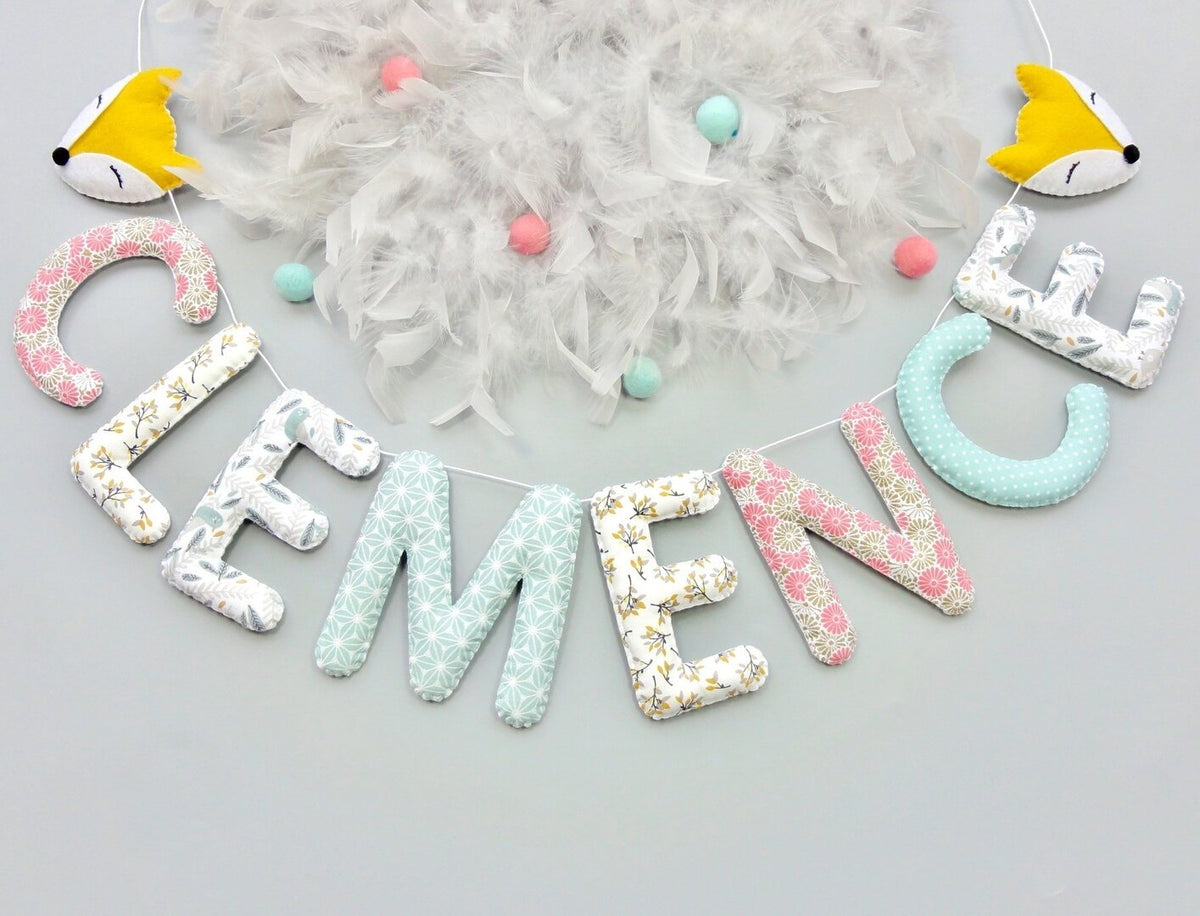 Guirlande de lettres en tissu vert d'eau et rose corail pour décoration chambre fille