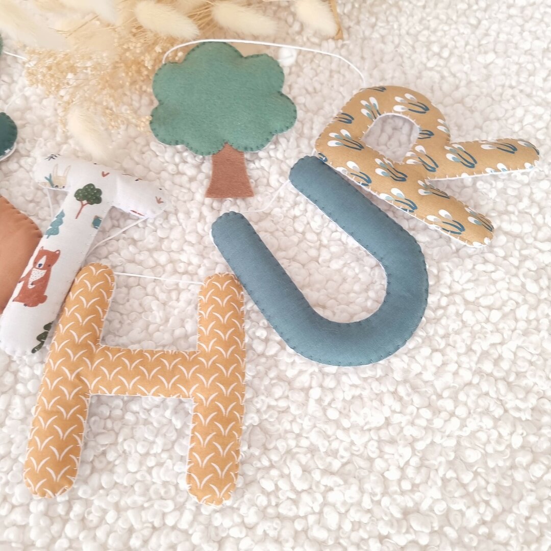 Guirlande de lettres en tissu avec animaux de la forêt, renard et biche, vert forêt