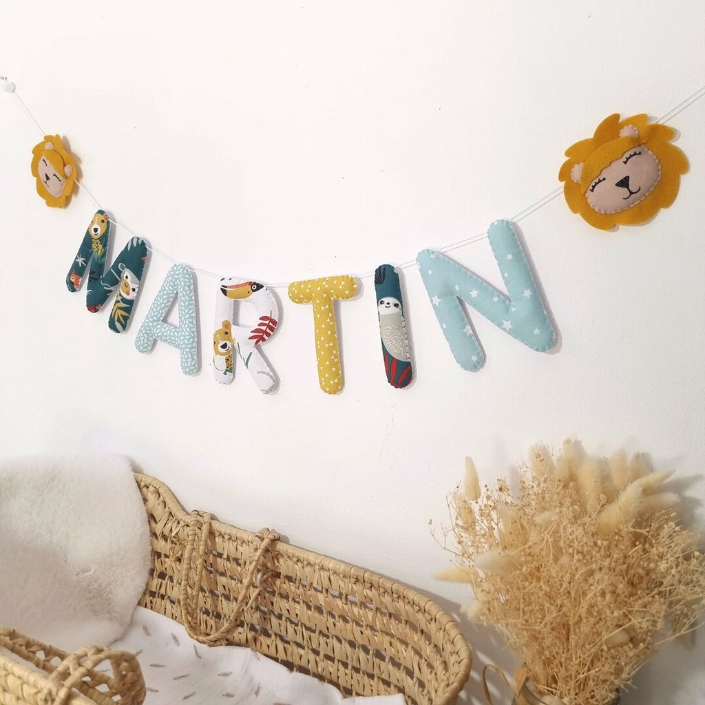 Guirlande prénom en tissu thème jungle tropicale, accrochée au mur d'une chambre d'enfant, exemple Martin