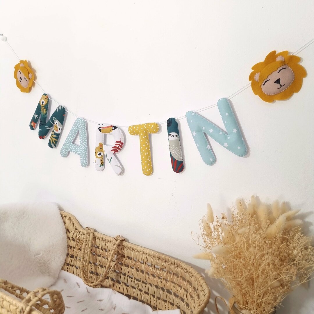 Guirlande prénom en tissu thème jungle tropicale, accrochée au mur d'une chambre d'enfant, exemple Martin