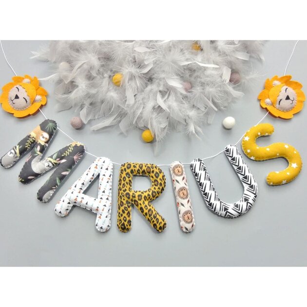 Guirlande de lettres en tissu personnalisé thème jungle safari, motif lion ocre