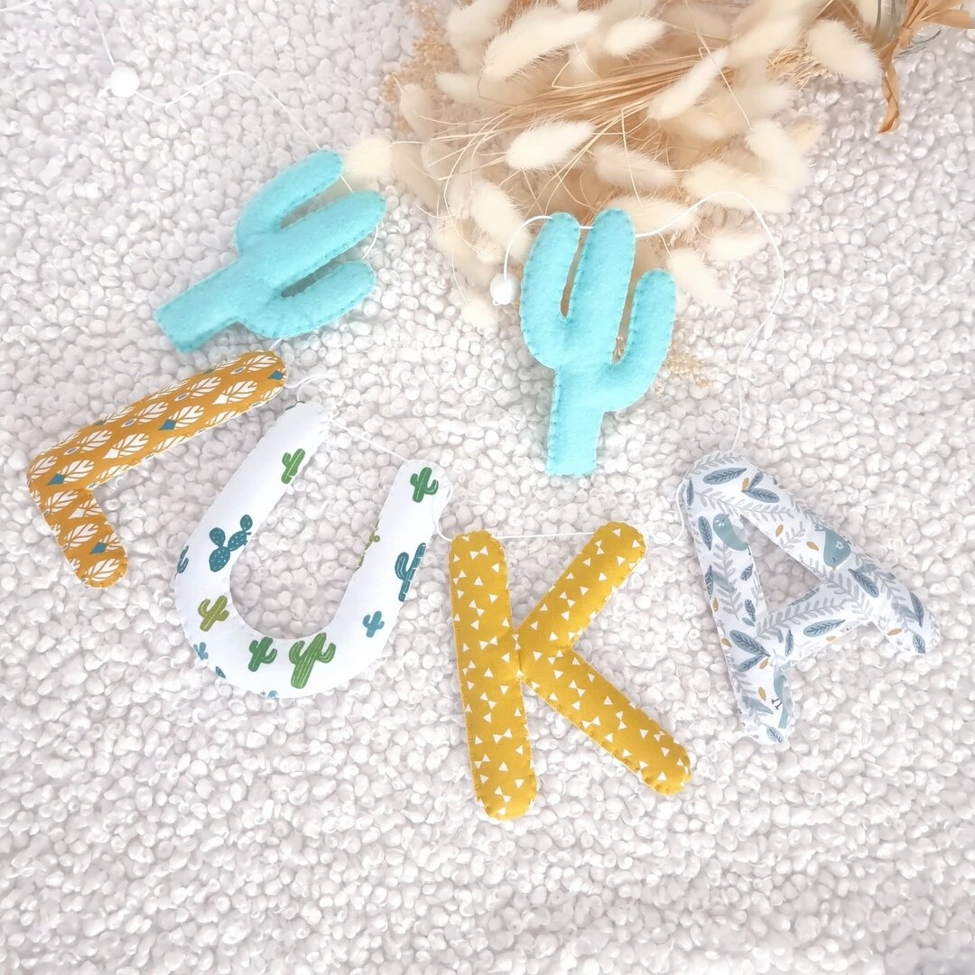 Lettres en tissu vert d'eau à motif cactus pour guirlande prénom, décoration chambre d'enfant