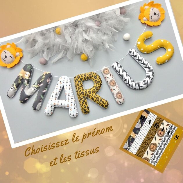 Guirlande prénom en tissu jaune ocre pour décoration murale chambre bébé safari, motif petits lions