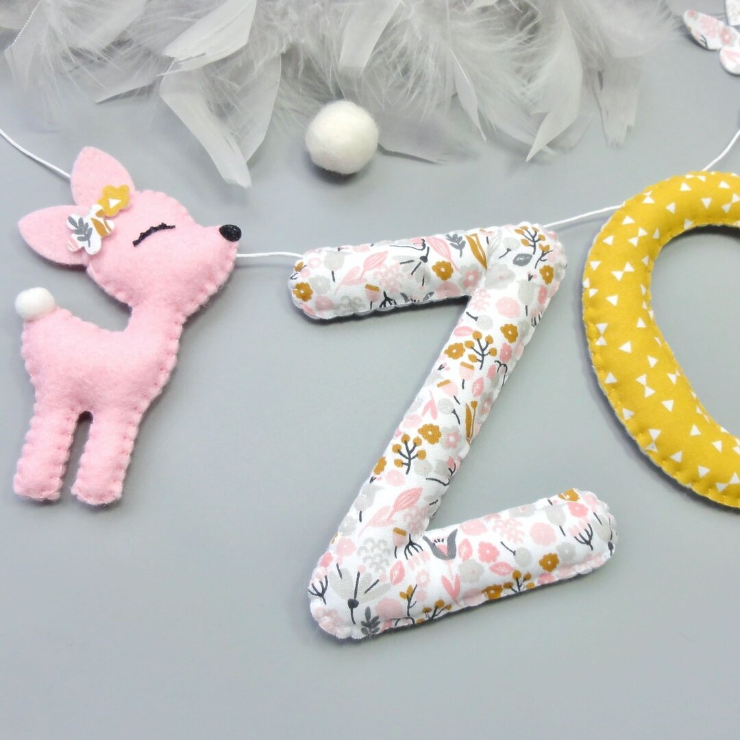 Guirlande prénom en tissu Liberty rose et jaune moutarde à personnaliser pour chambre bébé fille