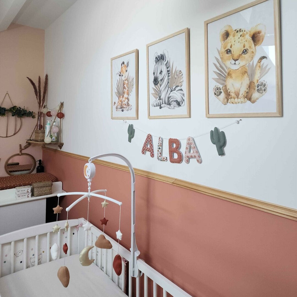 Guirlande prénom en tissu terracotta et corail avec embouts cactus, exemple « Alba » dans des teintes similaires à la guirlande prénom bohème
