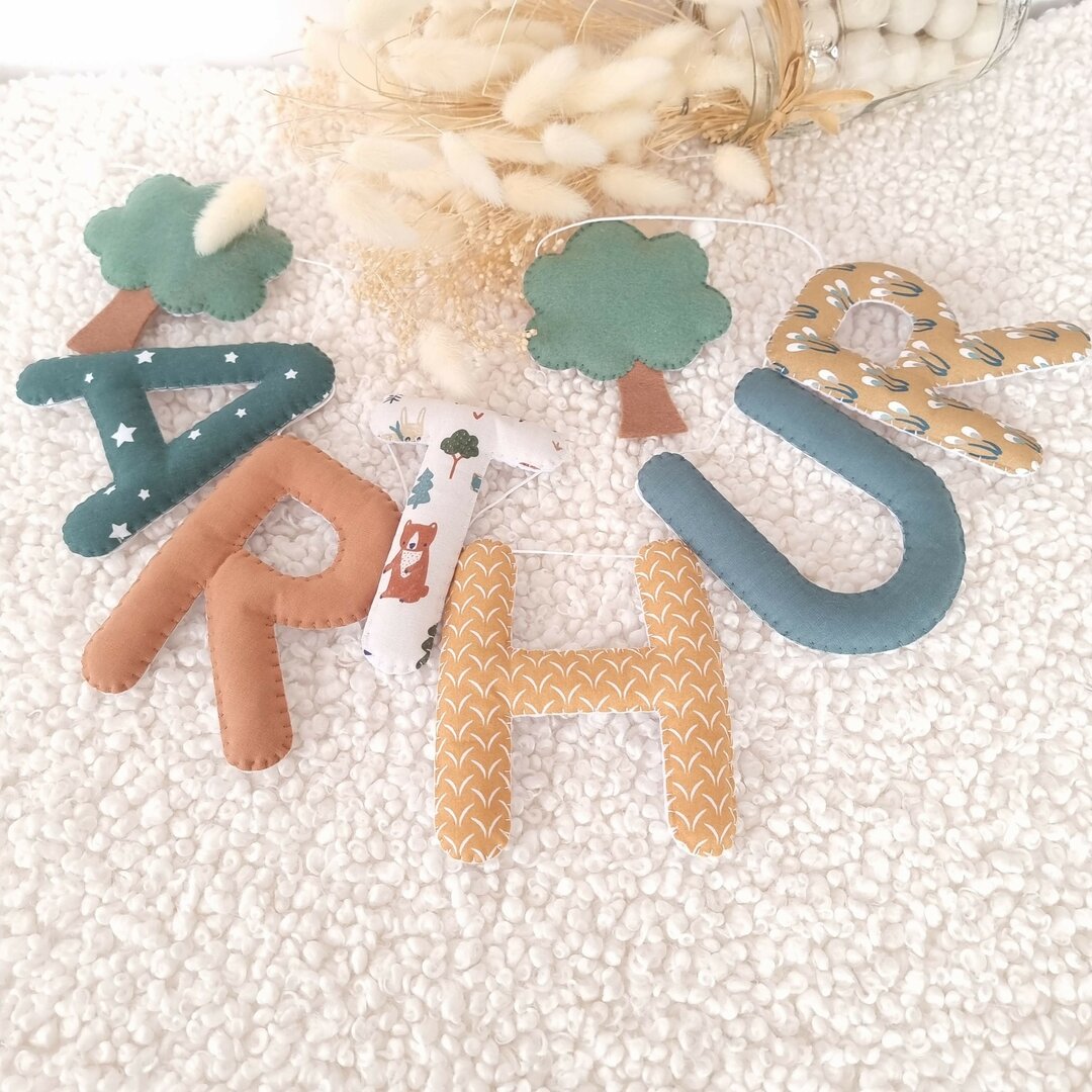 Guirlande prénom personnalisée en tissu marron et vert forêt pour décoration murale chambre bébé garçon