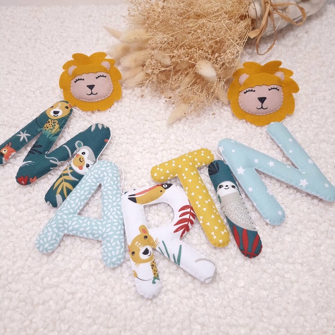 Guirlande prénom Martin avec têtes de lion en feutrine et tissus à motifs animaux de la jungle