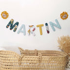 Guirlande prénom personnalisée en tissu jungle vert et jaune moutarde, avec têtes de lion, exemple Martin