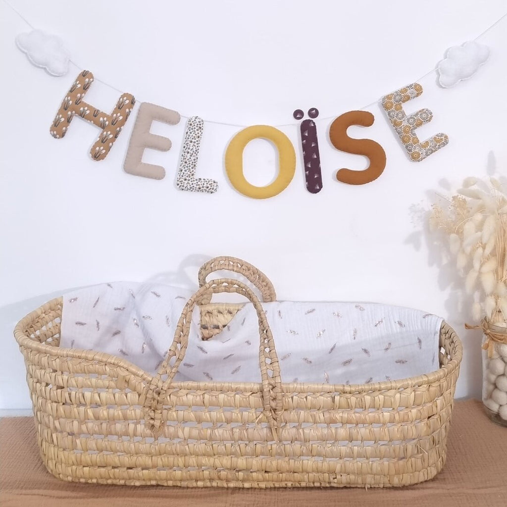 Guirlande prénom personnalisée en tissu beige et marron avec accent, décoration chambre bébé nature et bois