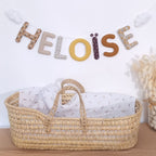 Guirlande prénom personnalisée en tissu beige et marron avec accent, décoration chambre bébé nature et bois