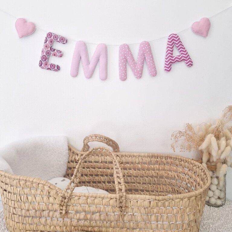 Guirlande prénom personnalisée en tissu rose pour chambre de bébé fille
