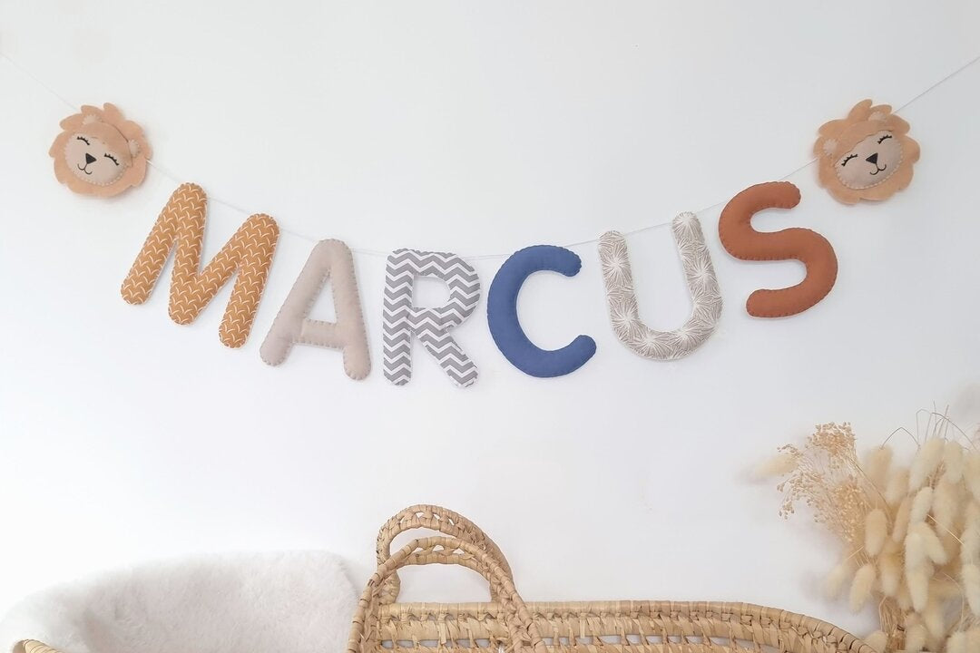 Guirlande prénom en tissu jungle savane, décoration chambre bébé motif lion beige