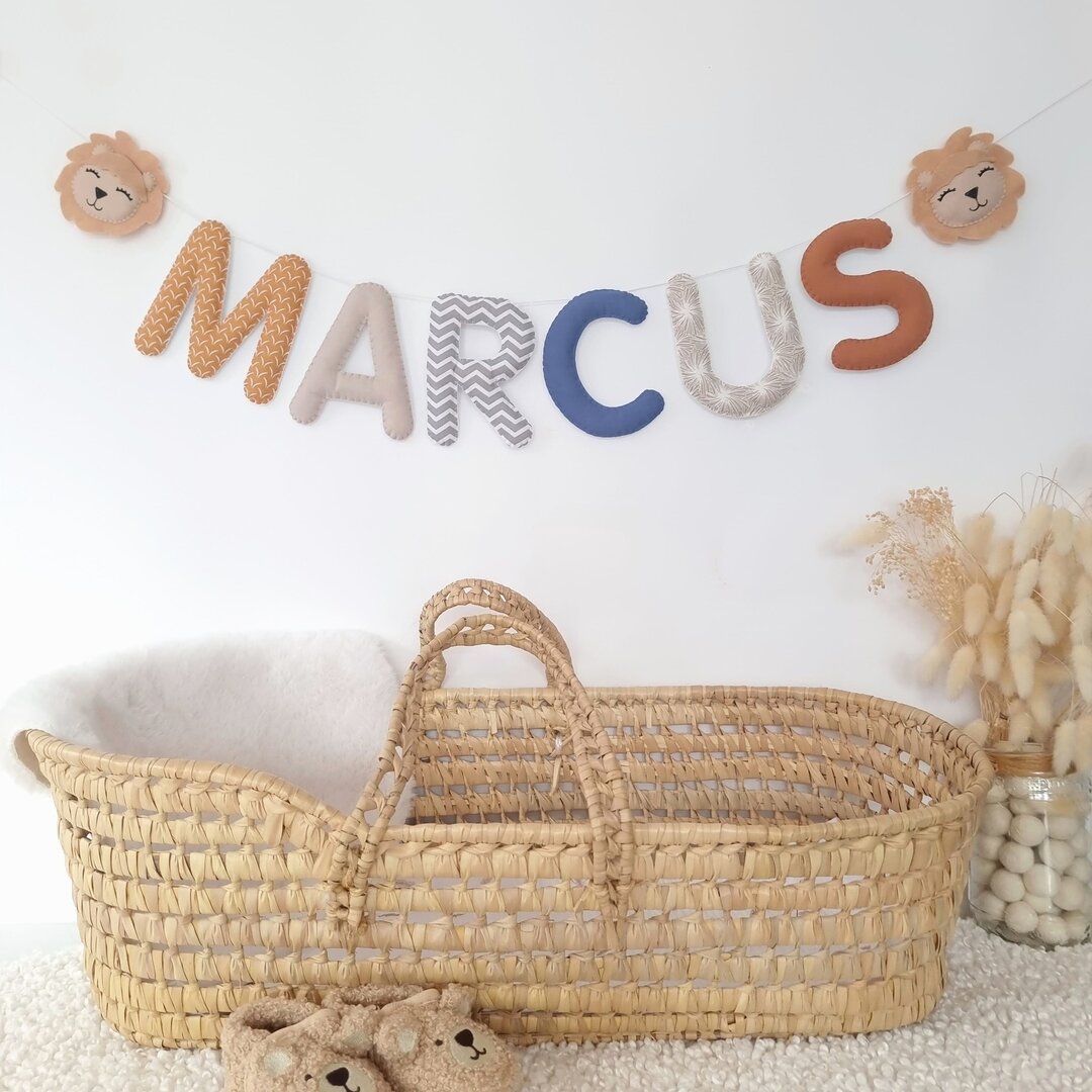 Guirlande prénom en tissu jungle savane, décoration chambre bébé motif lion beige