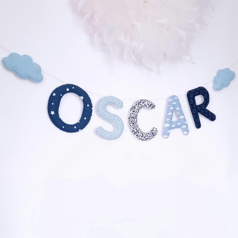 Guirlande prénom en tissu bleu marine avec embouts nuage, exemple « Oscar », pour décoration murale de chambre de bébé garçon
