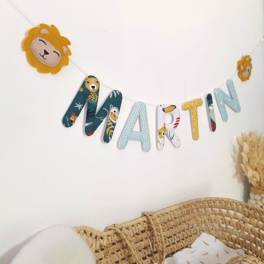Lettres en tissu rembourrées à la main pour la guirlande prénom Martin, motifs jungle vert et jaune