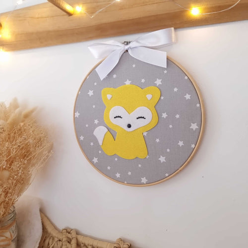 Cadre en bois et tissu étoilé, renard jaune et gris endormi, déco chambre bébé